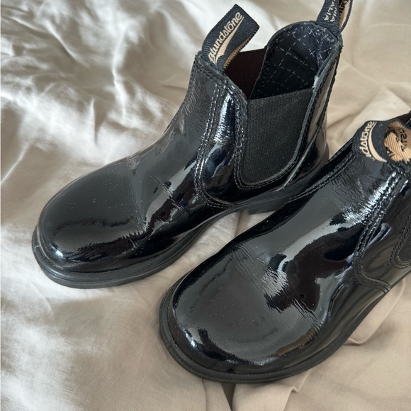 BLUNDSTONE KIDS PATENT BLACK LEATHER - SIZE 1 - Picture 3 of 5